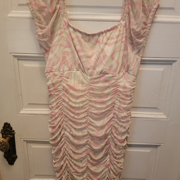 Madden Bodycon Mini Swirl Patterned Ruched Dress - Picture 4 of 4